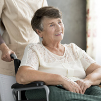 Betreuungskraft unterstützt eine Seniorin in ihrer gewohnten häuslichen Umgebung