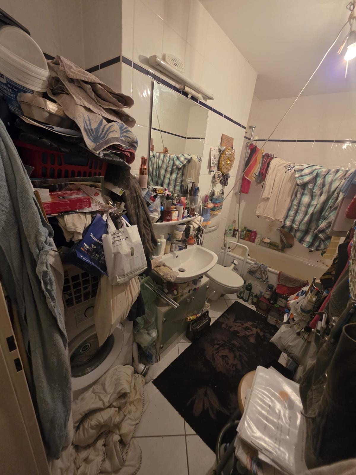 Stark zugestelltes Badezimmer vor einer Räumung